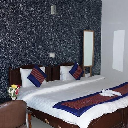 Aero Look Hotel New Delhi Exterior photo