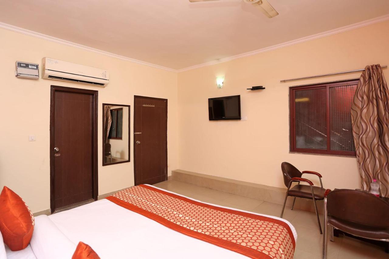 Aero Look Hotel New Delhi Exterior photo