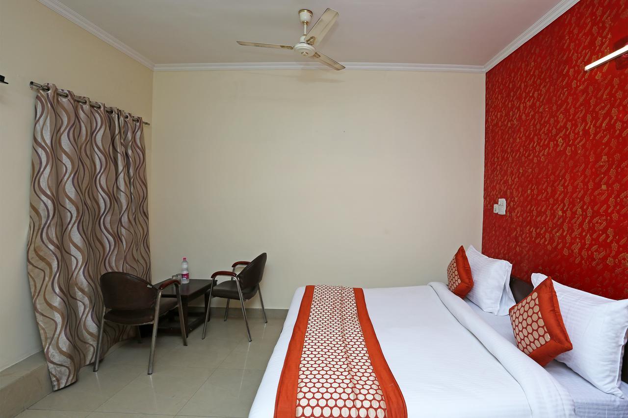 Aero Look Hotel New Delhi Exterior photo