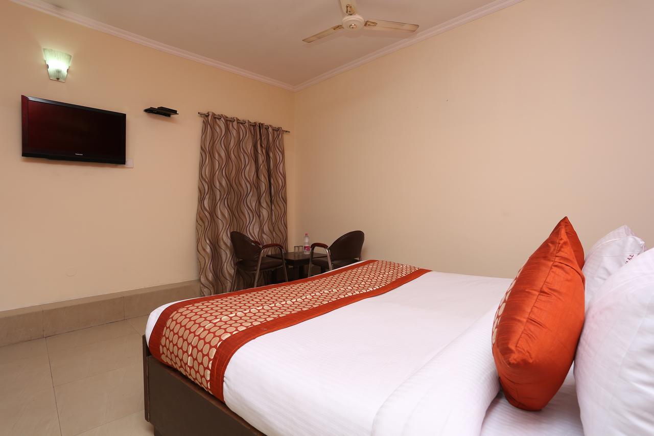 Aero Look Hotel New Delhi Exterior photo